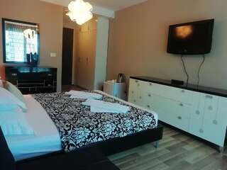 Апартаменты Apartments and Rooms Grand Palazzo Будва Трехместный номер «Комфорт»-2