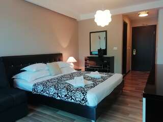 Апартаменты Apartments and Rooms Grand Palazzo Будва Трехместный номер «Комфорт»-3